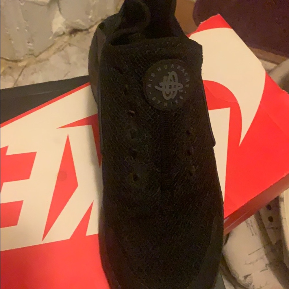 Hurrache gym shoes. Size 8